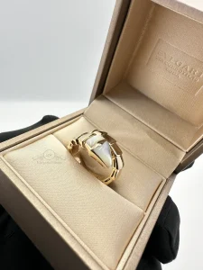 Bvlgari-serpenti-mother-of-pearl-ring-18k-yellow-gold-medium-52-box-right-