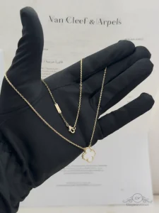 Van-Cleef-Arpels-Vintage-Alhambra-Pendant-Mop-VCARA45900