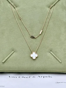 Van-Cleef-Arpels-Vintage-Alhambra-Pendant-Yellow-Mop-VCARA45900