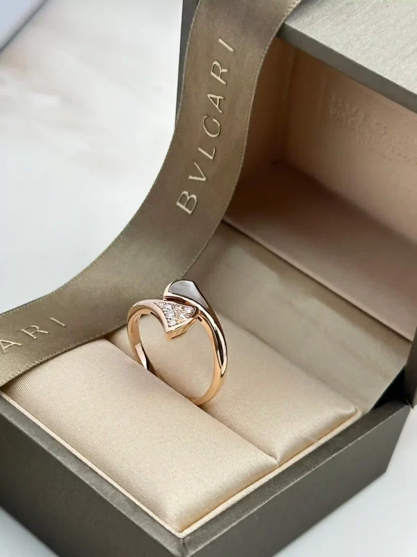 Bvlgari-Divas-Dream-Ring-353809-Mother-Of-Pearl