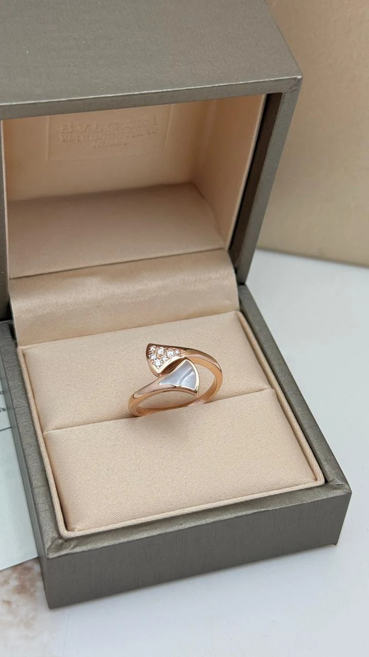 Bvlgari-Divas-Dream-Ring-353809-18k-Rose-Gold-Diamonds-Mother-Of-Pearl-Side