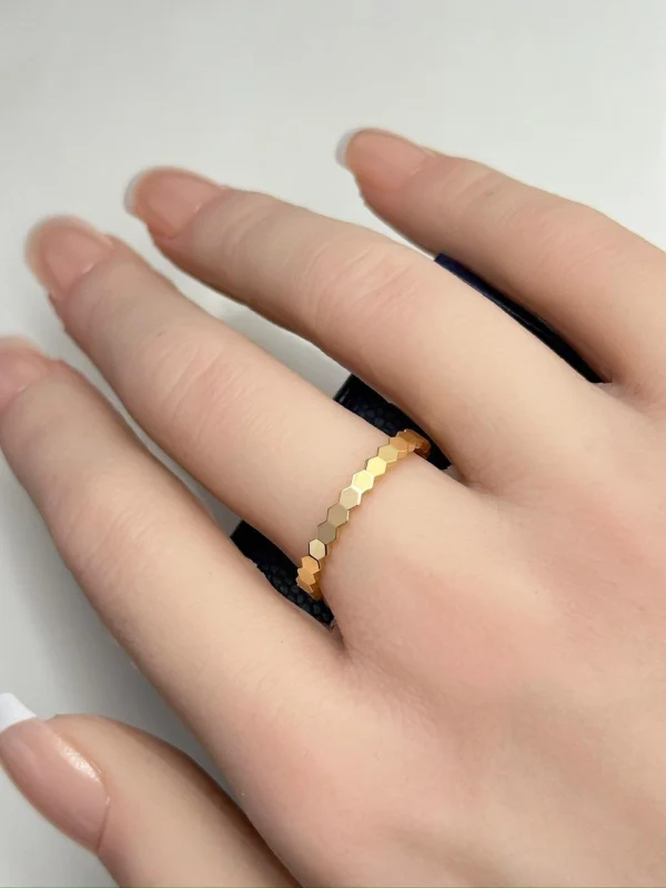 Bee-De-Chaumet-Ring-081885-058-18k-Yellow-Gold-Hand