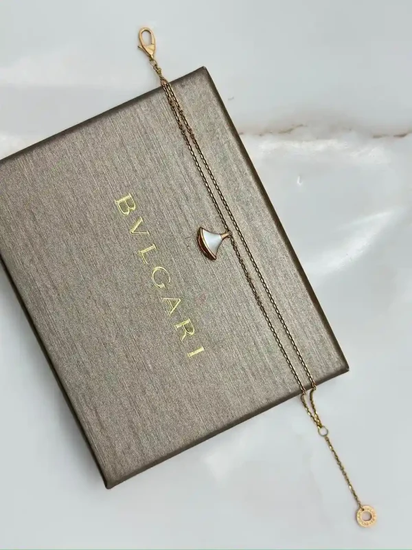 Bvlgari-Divas-Dream-Bracelet-358421-18k-Rose-Gold-White-Mother-Of-Pearl-Up