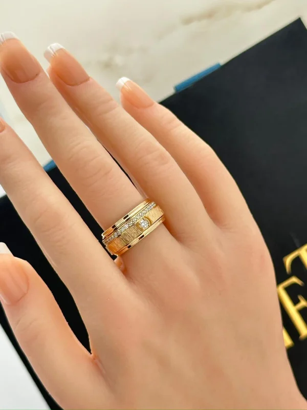 Piaget-Possession-Decor-Palace-Ring-G34P1O54-18k-Rose-Gold-Diamonds-Large-Model-Hand