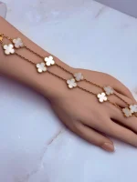 Van-Cleef-Arpels-Vintage-Alhambra-10-Motifs-Necklace-18k-Yellow-Gold-VCARA42800-Hand