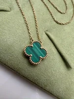 Van-Cleef-Arpels-Vintage-Alhambra-Necklace-VCARO9VA00-18k-Yellow-Gold-Malachite-Near