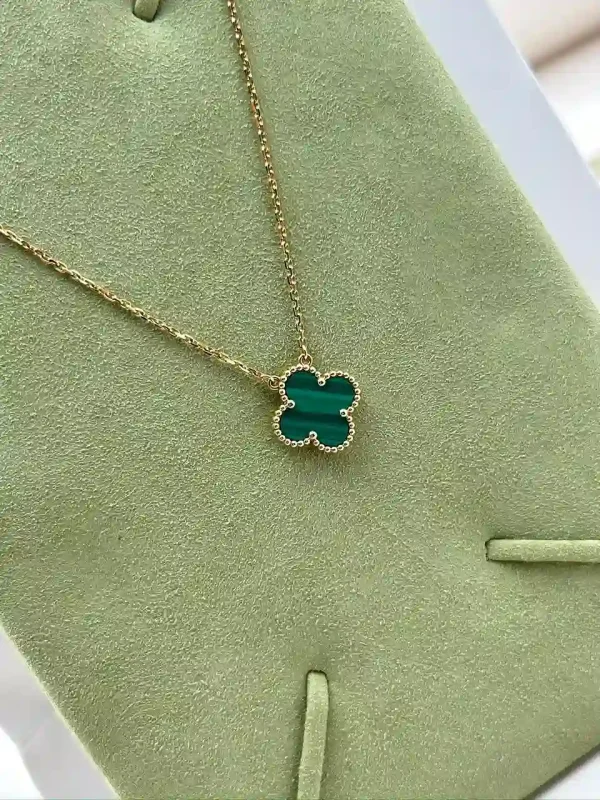 Van-Cleef-Arpels-Vintage-Alhambra-Necklace-VCARO9VA00-18k-Yellow-Gold-Malachite-Side