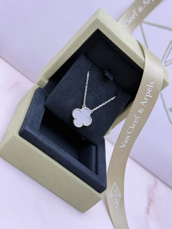 Van-Cleef-Arpels-Vintage-Alhambra-Pendant-VCARF48700-18k-White-Gold-Box