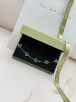 Van-Cleef-Arpels-Vintage-Alhambra-Yellow-Gold-Bracelet-VCARL80900-5-Motifs-Box