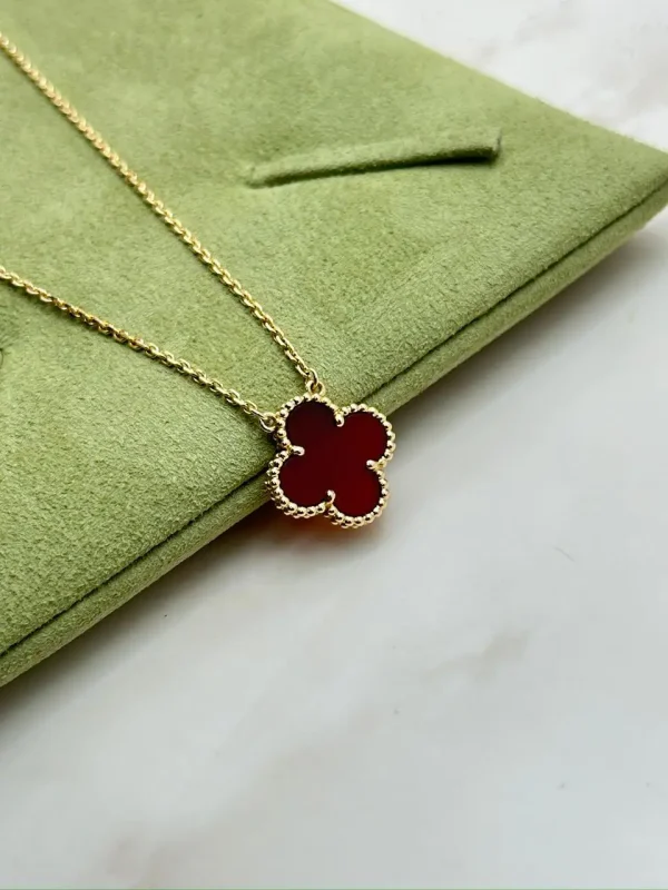Vintage-Alhambra-Pendant-VCARD38500-18k-Yellow-Gold-Carnelian-42