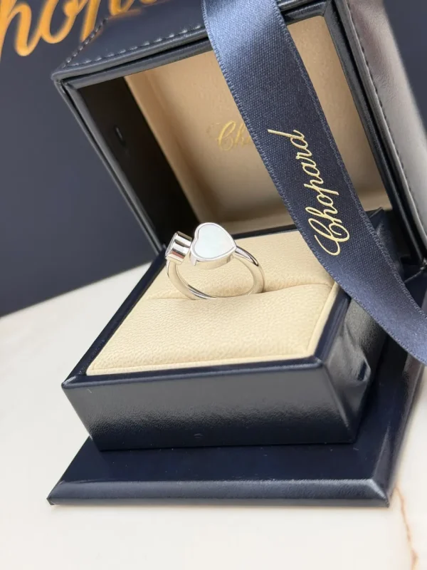 Chopard-Happy-Hearts-Ring-18k-White-Gold-Mother-Of-Pearl