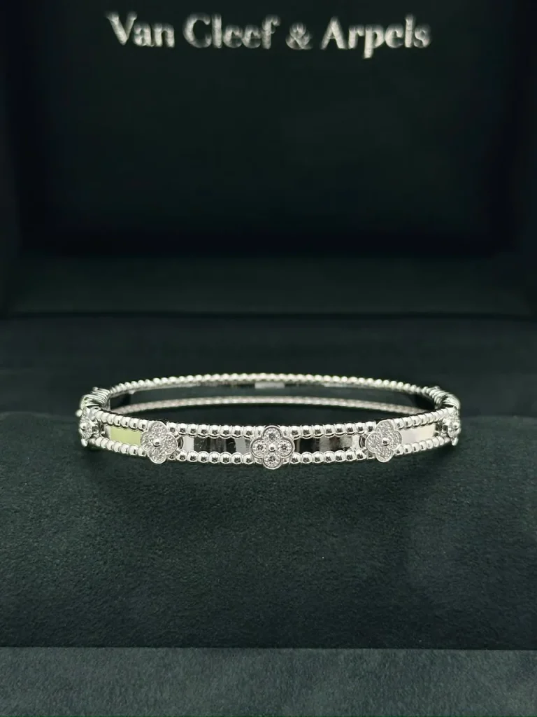 Perlee Sweet Clovers Bracelet front view, small model in white gold