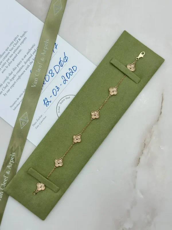 Van-Cleef-Arpels-Sweet-Alhambra-6-Motifs-Bracelet-VCARO8DD00-Textured