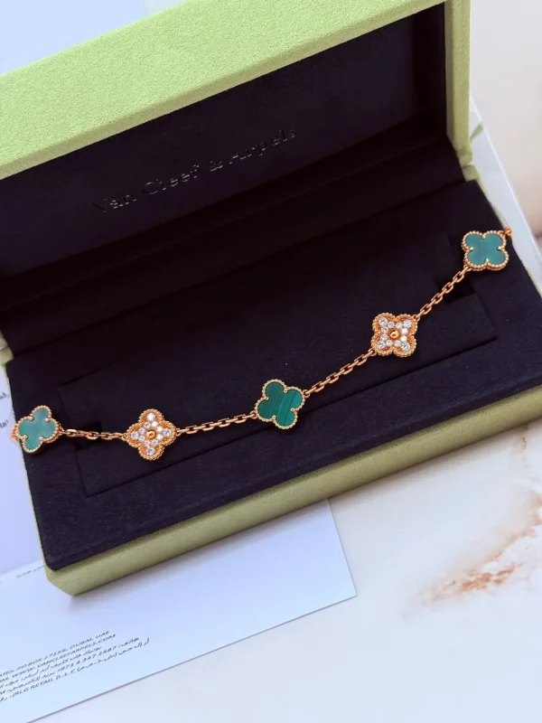 Van-Cleef-Arpels-Vintage-Alhambra-3-Malachite-Bracelet-VCARO7GQ00-Yellow-Gold-Diamonds-19