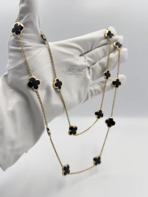 Van Cleef & Arpels Alhambra Pure Alhambra necklace 14 motifs in onyx, worn on the hand