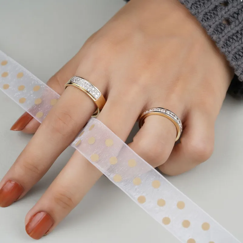 Alhambra ring sizes shown with gold rings worn on a hand