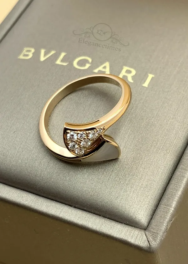 Bvlgari Divas Dream ring with mother-of-pearl and diamonds in 18k gold