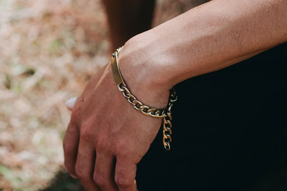 Bvlgari Serpenti bracelet fit: a gold chain bracelet resting on a wrist