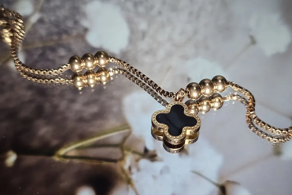 Close-up of a clover motif pendant: inspect the edge when you spot a fake Van Cleef Alhambra necklace